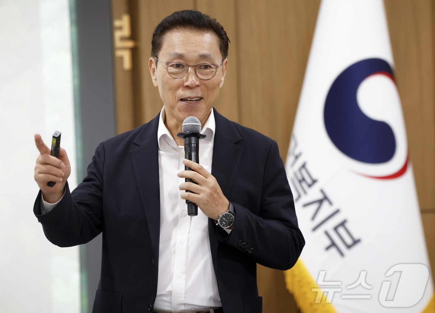 (서울=뉴스1) = 김태유 서울대학교 명예교수(기술경영경제정책대학원, 산업공학과)가 15일 세종시 정부세종청사 보건복지부 5층 대회의실에서 “청년이 없는 나라 : 저출산의 근본 문 …