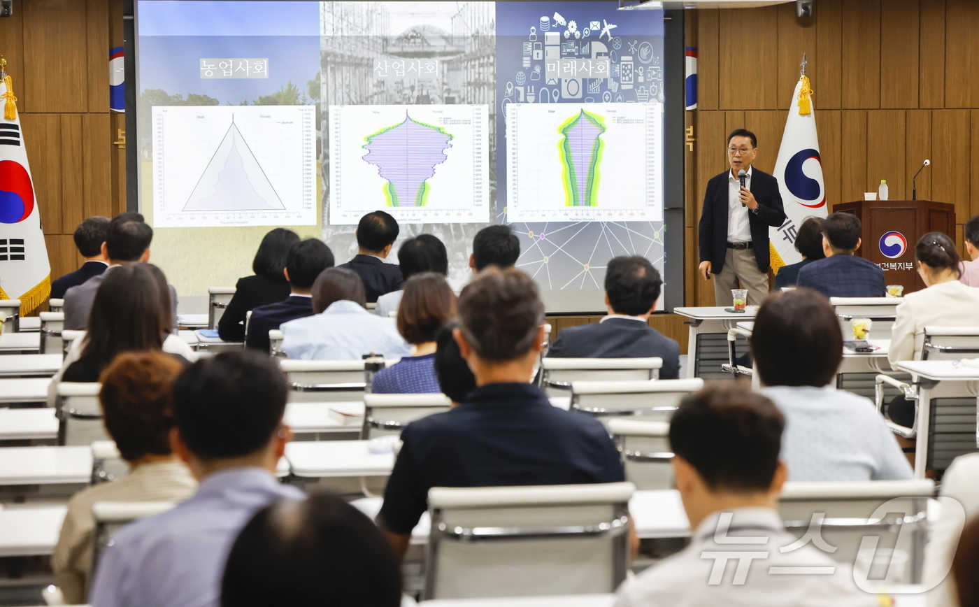 (서울=뉴스1) = 김태유 서울대학교 명예교수(기술경영경제정책대학원, 산업공학과)가 15일 세종시 정부세종청사 보건복지부 5층 대회의실에서 “청년이 없는 나라 : 저출산의 근본 문 …