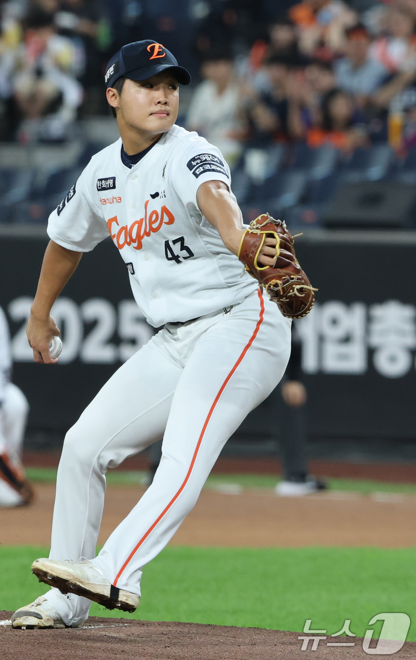 (대전=뉴스1) 김기태 기자 = 15일 오후 대전 한화생명 볼파크에서 열린 프로야구 '2025 신한 SOL뱅크 KBO 리그' 키움 히어로즈와 한화 이글스 경기에서 한화 선발투수 정 …
