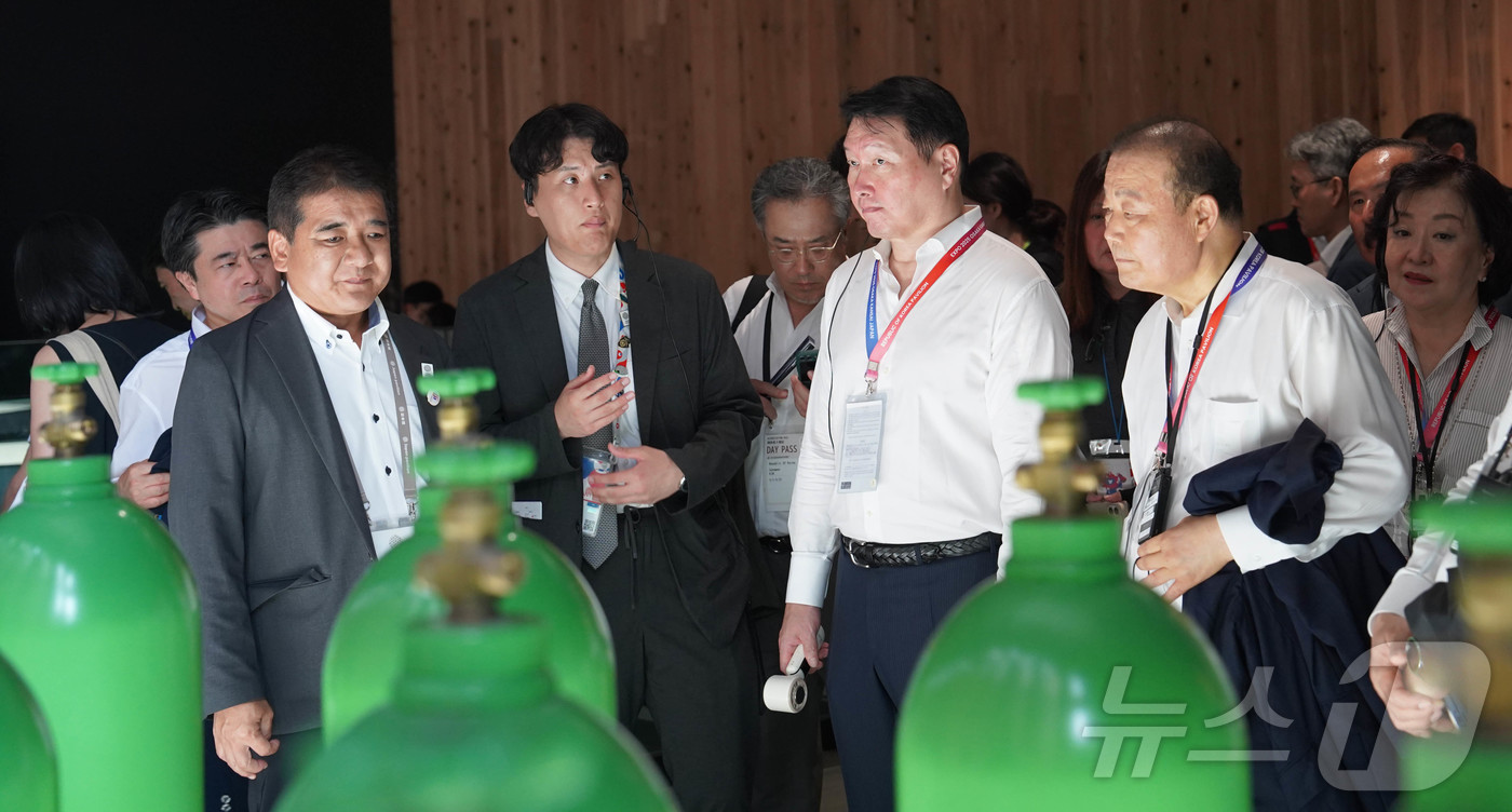 (서울=뉴스1) = 최태원 대한상의 회장 등 대한상의 파견단이 15일 일본 오사카에서 진행 중인 ‘2025 오사카·간사이 엑스포'를 참관하고 있다. (대한상공회의소 제공) 2025 …
