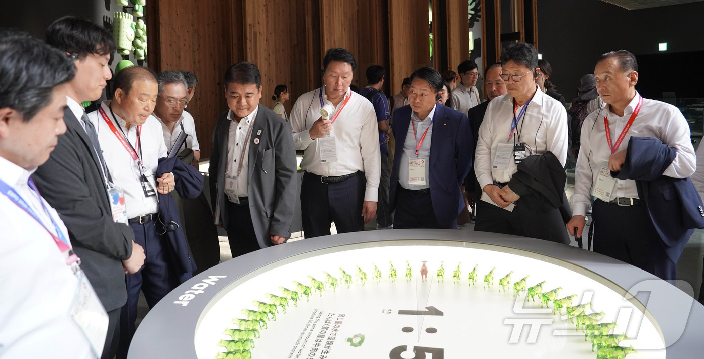 (서울=뉴스1) = 최태원 대한상의 회장(왼쪽 다섯 번째) 등 대한상의 파견단이 15일 일본 오사카에서 진행 중인 ‘2025 오사카·간사이 엑스포'를 참관하고 있다. (대한상공회의 …