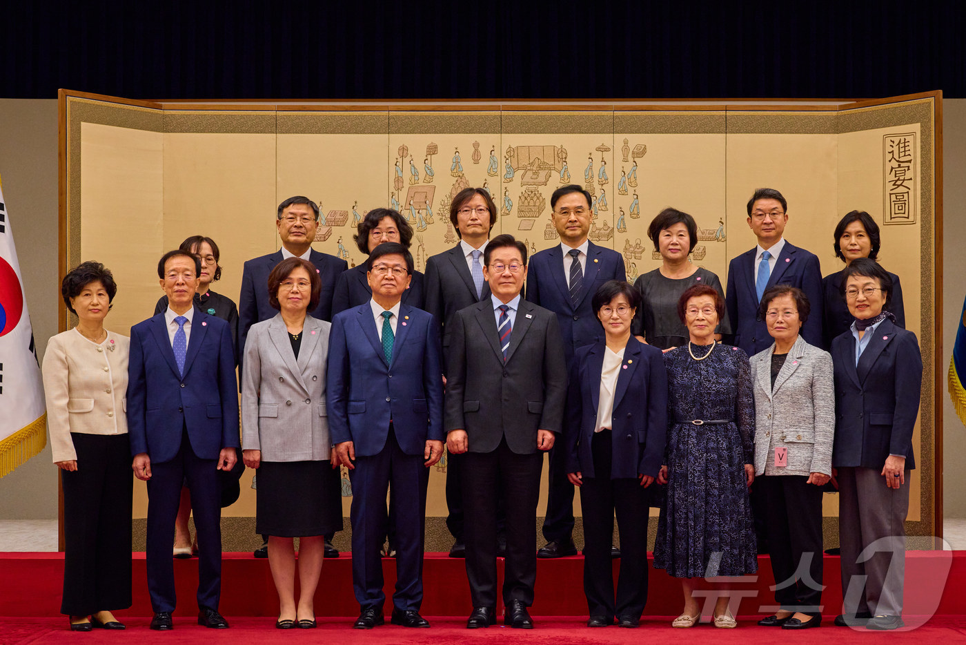 (서울=뉴스1) 이재명 기자 = 이재명 대통령이 15일 서울 용산 대통령실 청사에서 열린 임명장 수여식에서 참석자들과 기념촬영을 하고 있다. (대통령실 제공. 재판매 및 DB 금지 …