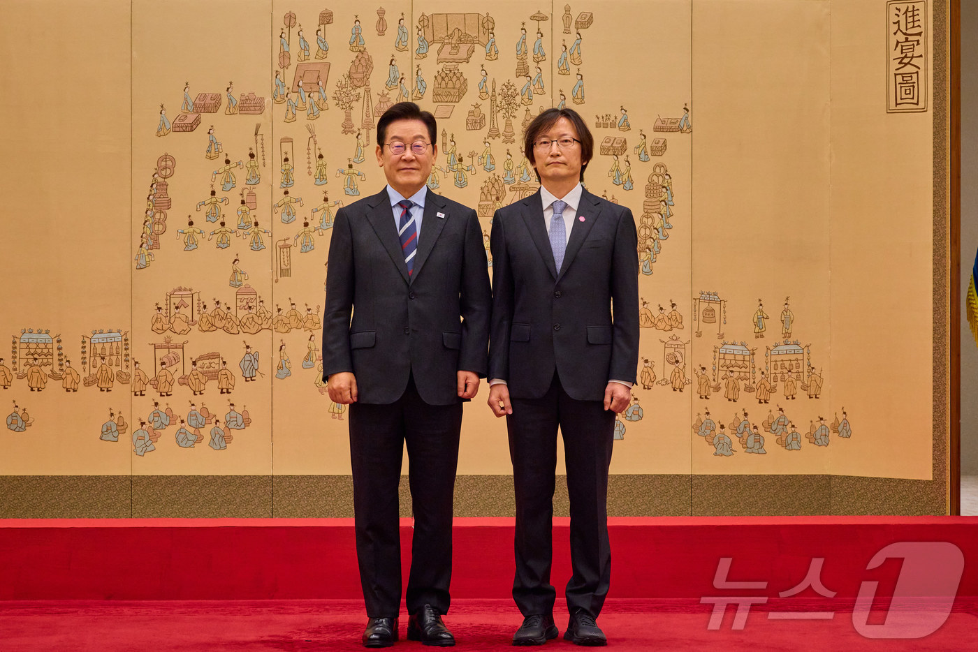 (서울=뉴스1) 이재명 기자 = 이재명 대통령이 15일 서울 용산 대통령실 청사에서 열린 임명장 수여식에서 주병기 공정거래위원장에게 임명장을 수여한 후 기념촬영을 하고 있다. (대 …