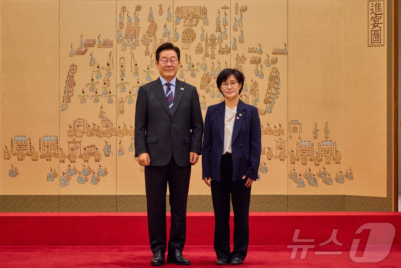 (서울=뉴스1) 이재명 기자 = 이재명 대통령이 15일 서울 용산 대통령실 청사에서 열린 임명장 수여식에서 원민경 여성가족부 장관에게 임명장을 수여한 후 기념촬영을 하고 있다. ( …