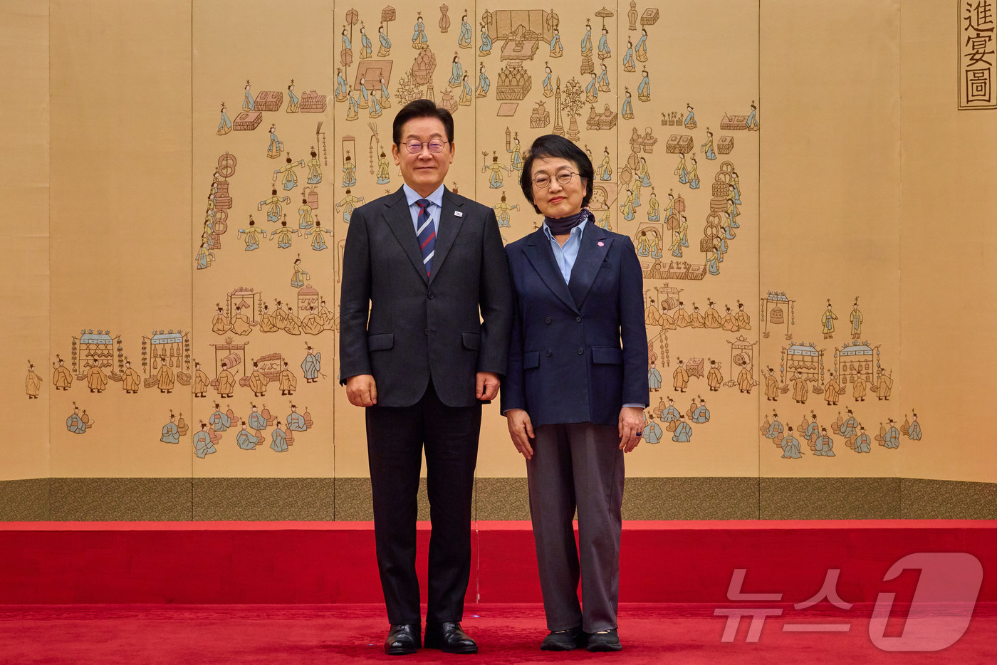 (서울=뉴스1) 이재명 기자 = 이재명 대통령이 15일 서울 용산 대통령실 청사에서 열린 임명장 수여식에서 김진애 국가건축정책위원장에게 위촉장을 수여한 후 기념촬영을 하고 있다. …