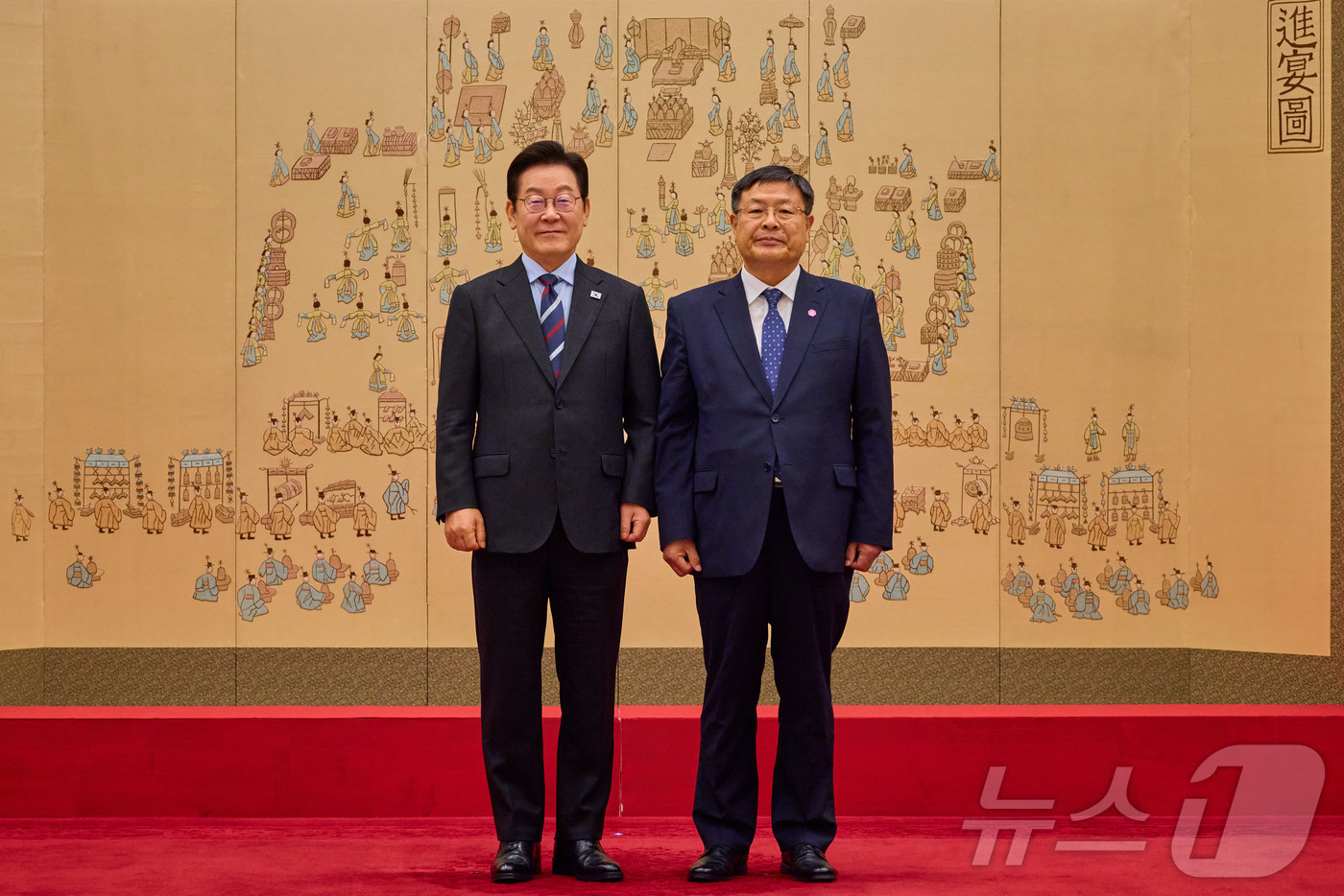 (서울=뉴스1) 이재명 기자 = 이재명 대통령이 15일 서울 용산 대통령실 청사에서 열린 임명장 수여식에서 김호 농어업농어촌특별위원장에게 위촉장을 수여한 후 기념촬영을 하고 있다. …