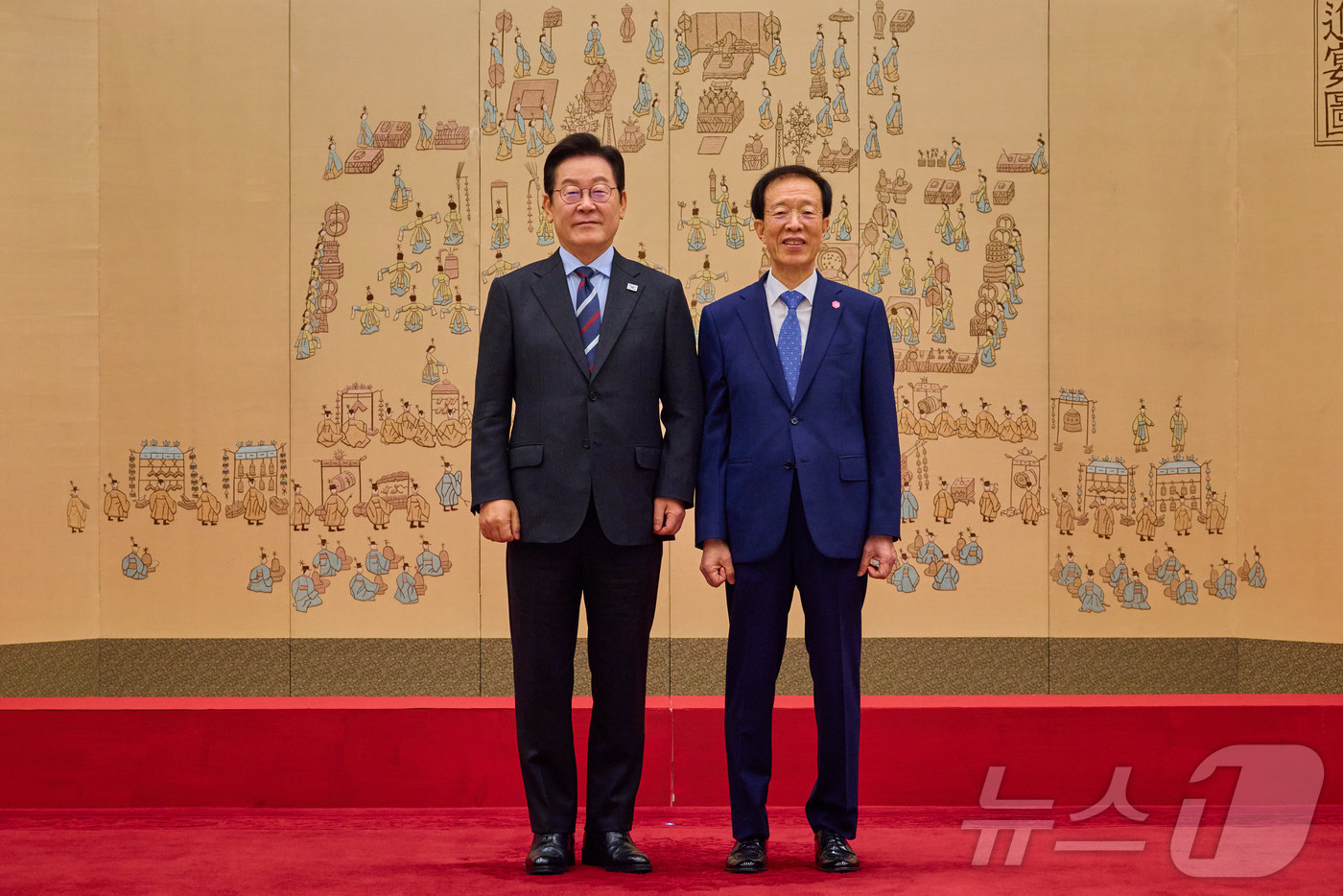 (서울=뉴스1) 이재명 기자 = 이재명 대통령이 15일 서울 용산 대통령실 청사에서 열린 임명장 수여식에서 이석연 국민통합위원장에게 위촉장을 수여한 후 기념촬영을 하고 있다. (대 …