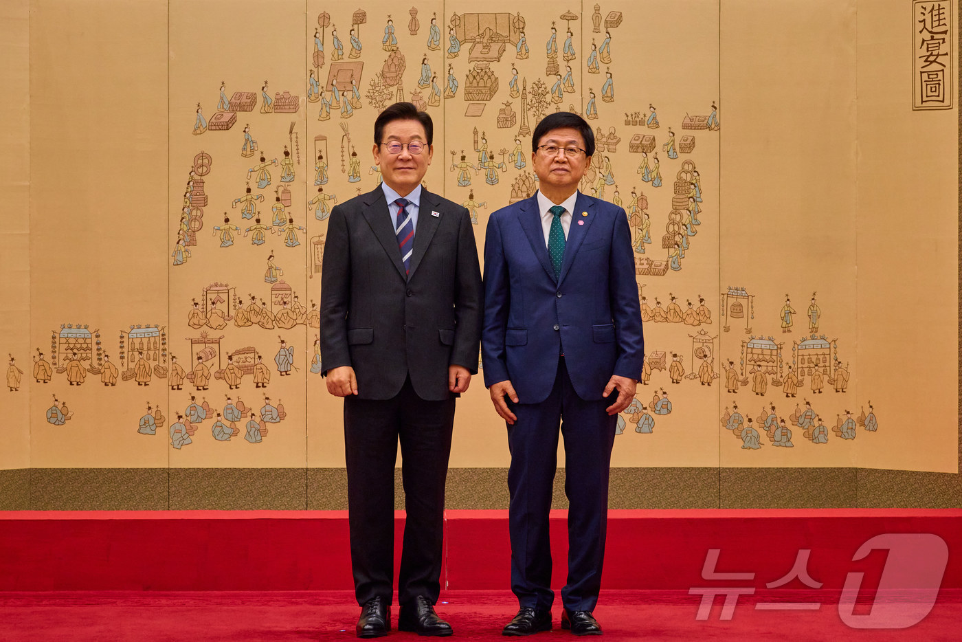 (서울=뉴스1) 이재명 기자 = 이재명 대통령이 15일 서울 용산 대통령실 청사에서 열린 임명장 수여식에서 최교진 교육부 장관에게 임명장을 수여한 후 기념촬영을 하고 있다. (대통 …