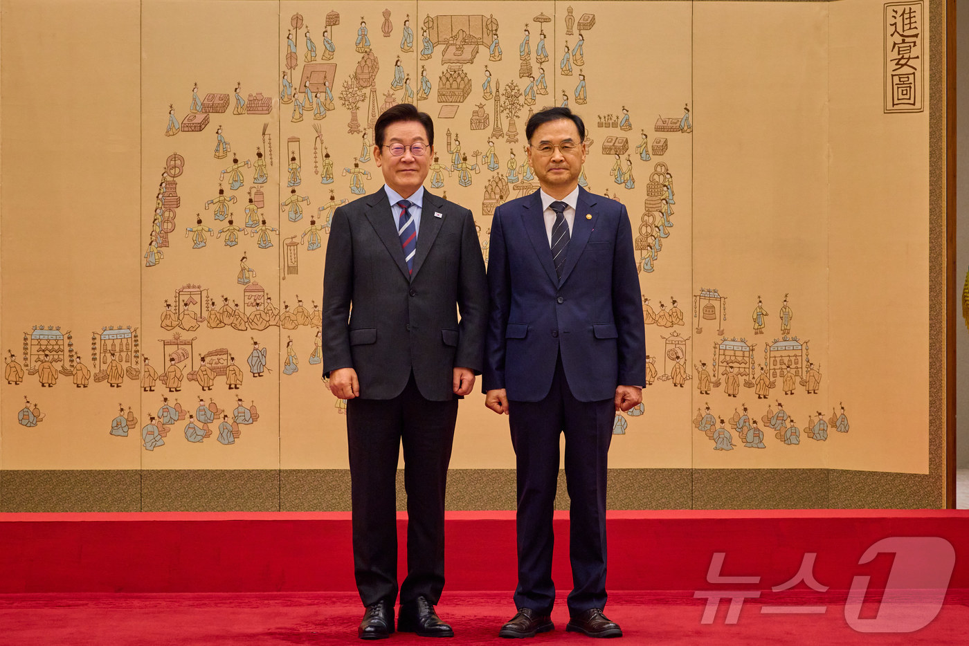 (서울=뉴스1) 이재명 기자 = 이재명 대통령이 15일 서울 용산 대통령실 청사에서 열린 임명장 수여식에서 차정인 국가교육위원장에게 임명장을 수여한 후 기념촬영을 하고 있다. (대 …