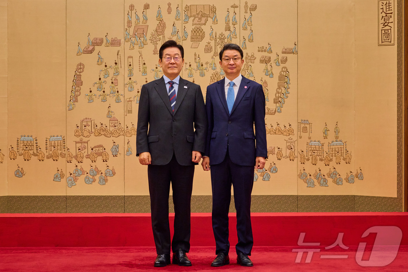 (서울=뉴스1) 이재명 기자 = 이재명 대통령이 15일 서울 용산 대통령실 청사에서 열린 임명장 수여식에서 이억원 금융위원장에게 임명장을 수여한 후 기념촬영을 하고 있다. (대통령 …