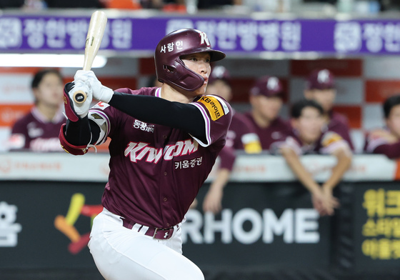 프로야구 키움, '젠슨 황 시구' 두산 4-1 제압…4연패 탈출