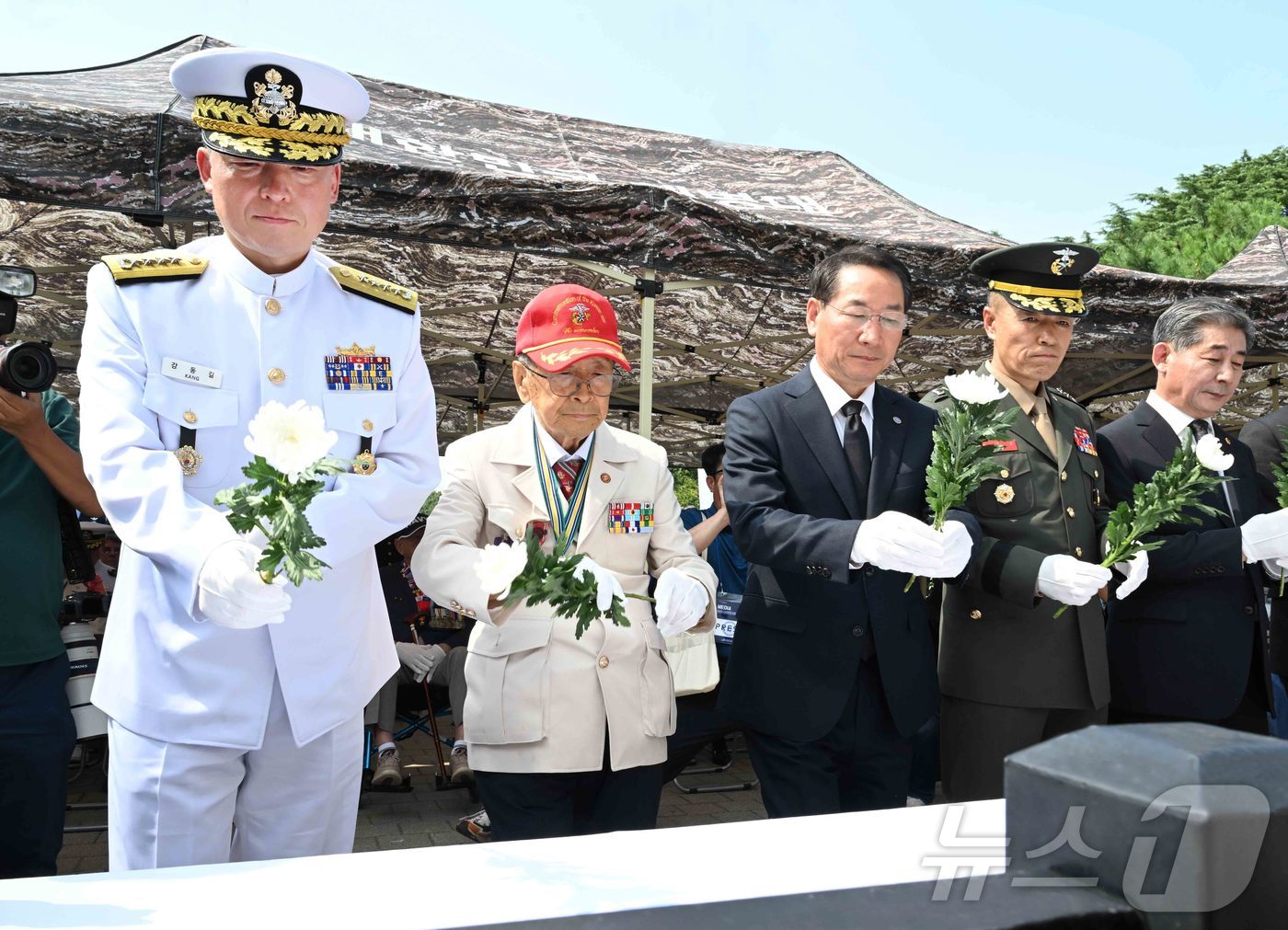 (서울=뉴스1) = 15일 인천상륙작전 75주년을 맞아 자유공원에서 맥아더 장군 동상 헌화에 참가한 강동길 해군참모총장과 참전용사 대표, 유정복 인천시장, 최영길 해병대 2사단장 …