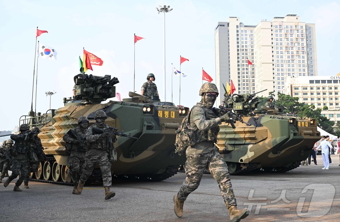 (서울=뉴스1) = 15일 인천내항 8부두에서 거행된 제75주년 인천상륙작전 전승 기념식 상륙작전 재연행사에서 해병대 한국형 상륙돌격장갑차(KAAV)와 상륙군들이 행사장으로 진입하 …