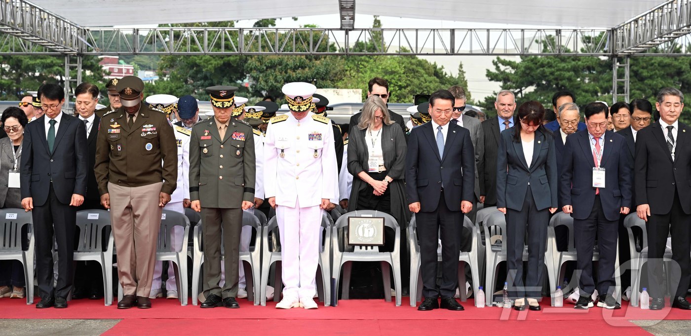 (서울=뉴스1) = 15일 인천내항 8부두에서 거행된 제75주년 인천상륙작전 전승 기념식 참석자들이 호국영령 및 순국선열에 대한 묵념을 하고 있다. (해군 제공) 2025.9.15 …