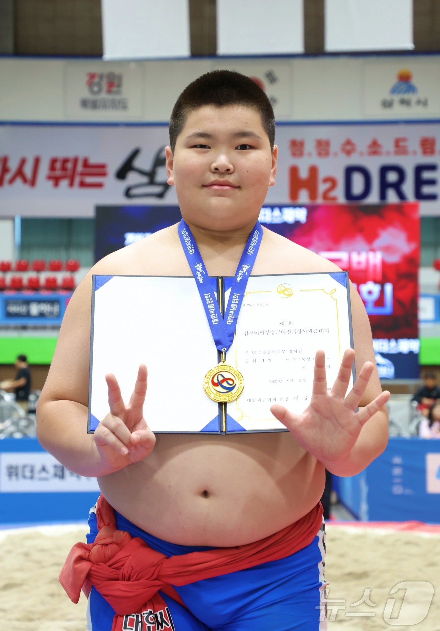 (서울=뉴스1) = 15일 강원특별자치도 삼척시 삼척체육관에서 열린 ‘제1회 삼척이사부장군배전국장사씨름대회' 초등부 장사급(120kg 이하)에서 1위를 차지한 허길녕(북성초)이 메 …