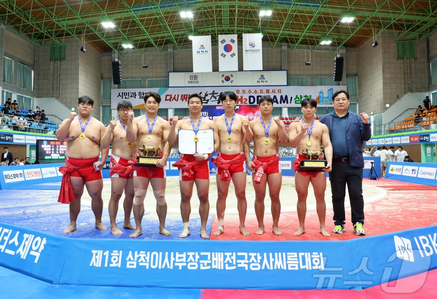 (서울=뉴스1) = 15일 강원특별자치도 삼척시 삼척체육관에서 열린 ‘제1회 삼척이사부장군배전국장사씨름대회' 남자일반부 단체전 우승을 차지한 광주시청(경기도)이 최기선 감독(오른쪽 …