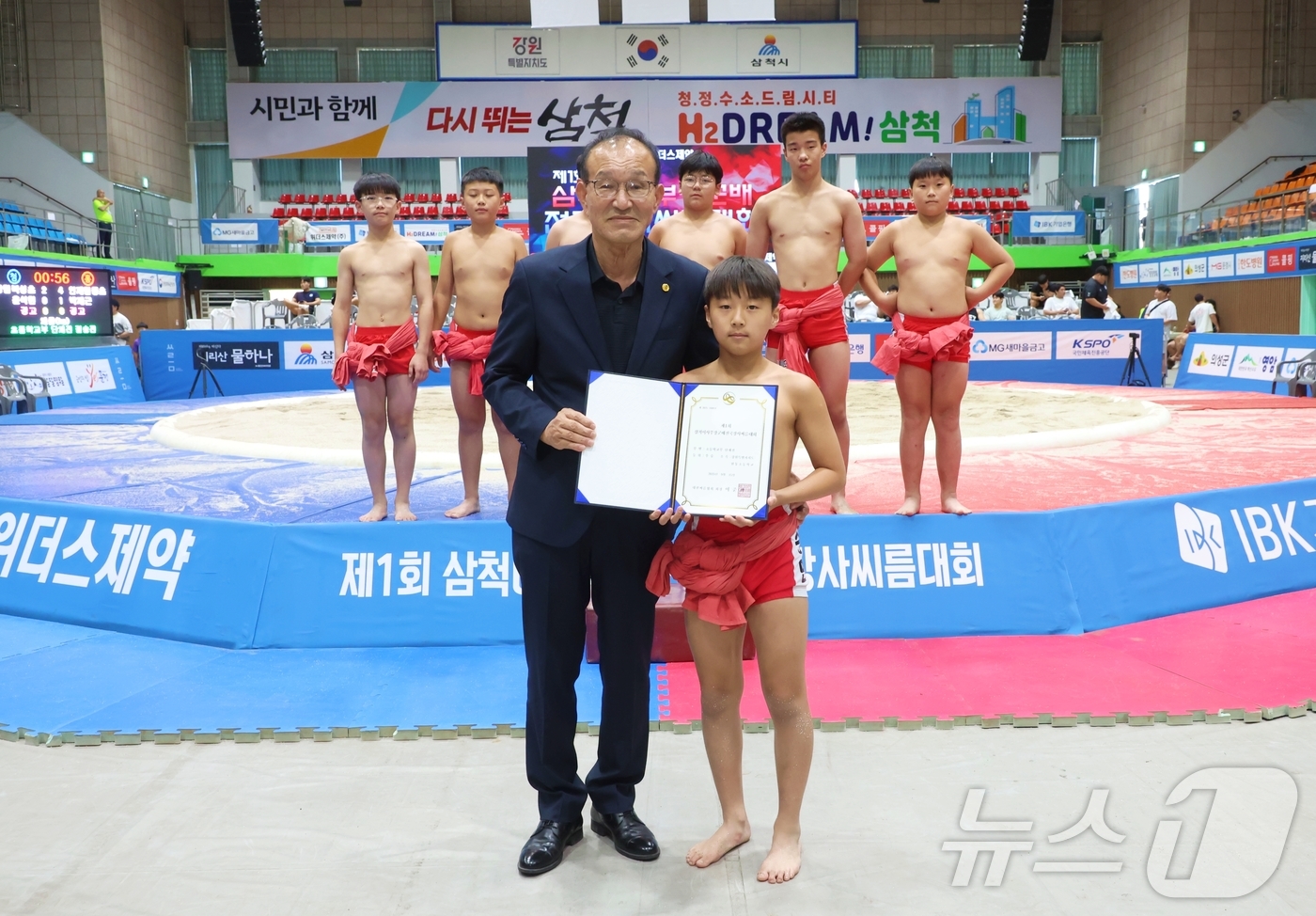 (서울=뉴스1) = 15일 강원특별자치도 삼척시 삼척체육관에서 열린 ‘제1회 삼척이사부장군배전국장사씨름대회' 초등부 단체전 우승을 차지한 원통초등학교(강원특별자치도)가 손재근 대한 …