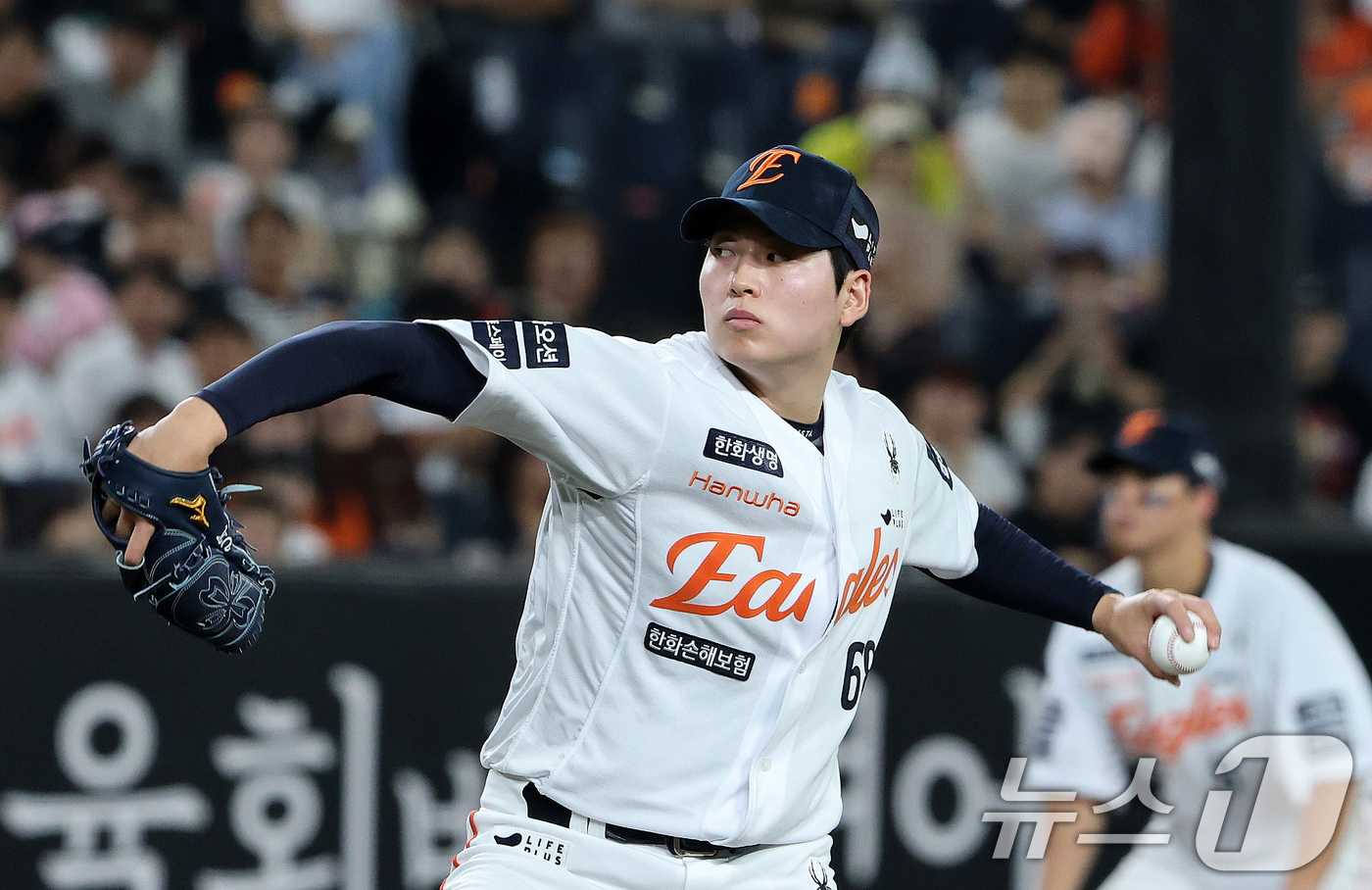 (대전=뉴스1) 김기태 기자 = 15일 오후 대전 한화생명 볼파크에서 열린 프로야구 '2025 신한 SOL뱅크 KBO 리그' 키움 히어로즈와 한화 이글스 경기에서 교체 투입된 한화 …