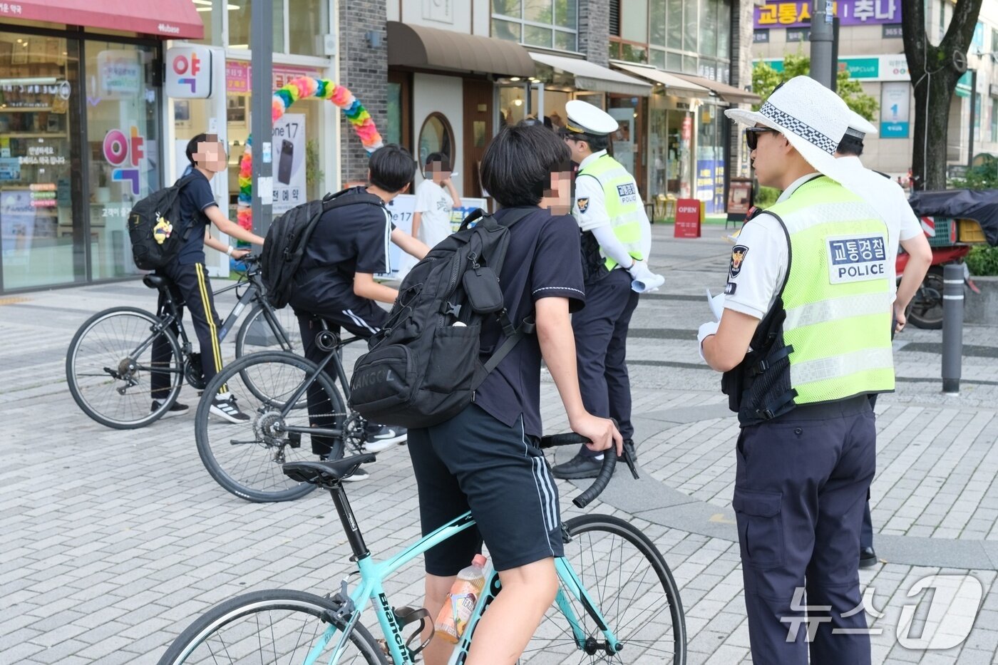 본문 이미지 - 15일 오후 서울 강동구 고덕역 인근에서 김성현 강동경찰서 교통안전계 경장이 학생들에게 브레이크 없는 픽시자전거 탑승 행위에 주의를 당부하고 있다. 2025.09.15/ⓒ 뉴스1 이정환 기자