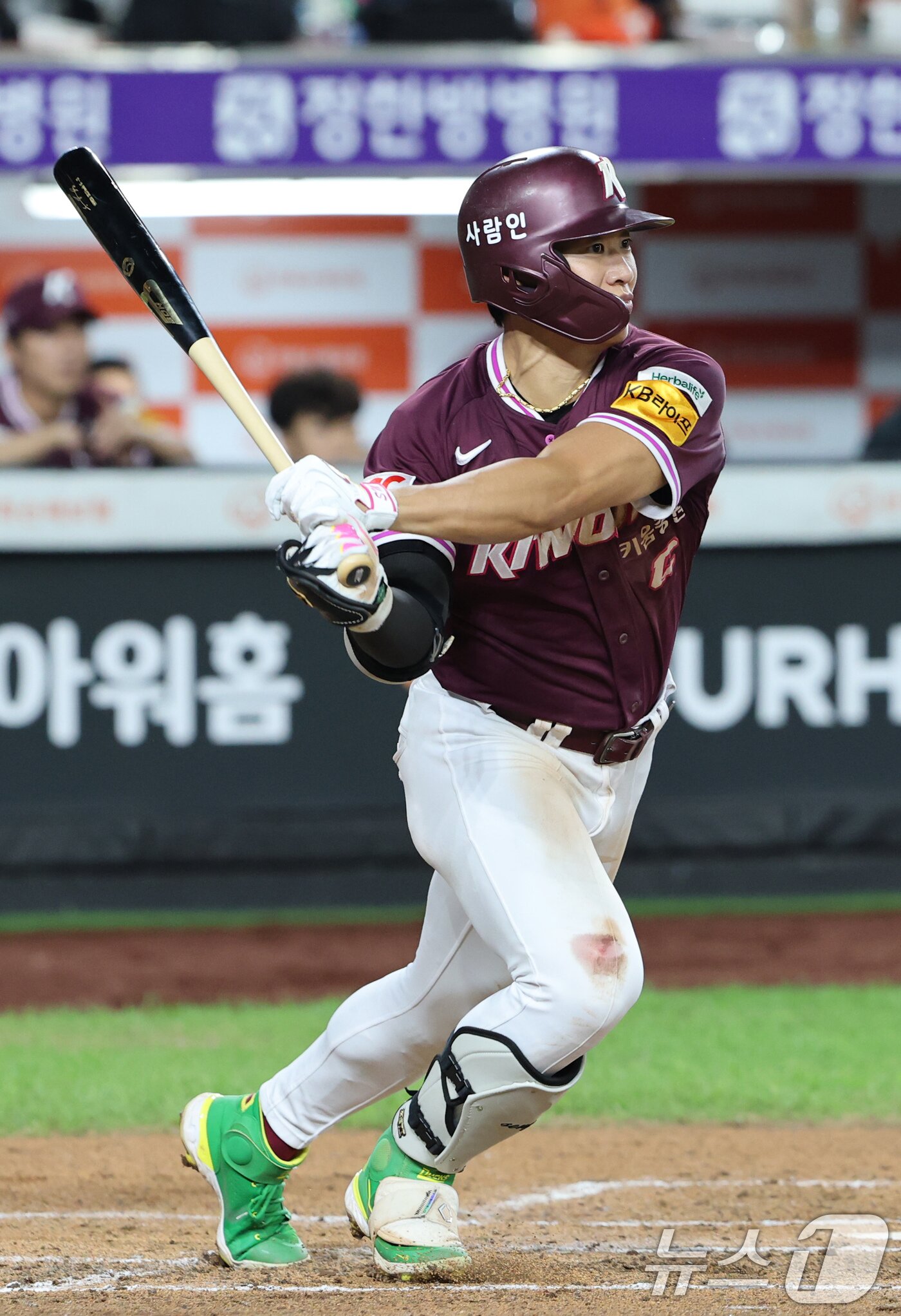 본문 이미지 - 15일 오후 대전 한화생명 볼파크에서 열린 프로야구 '2025 신한 SOL뱅크 KBO 리그' 키움 히어로즈와 한화 이글스 경기에서 7회초 1루 키움 송성문이 우전 안타를 치고 있다. 2025.9.15/뉴스1 ⓒ News1 김기태 기자