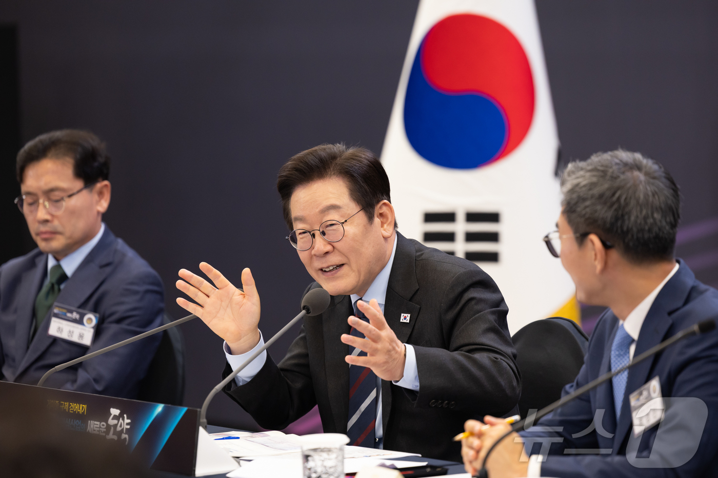 (서울=뉴스1) 이재명 기자 = 이재명 대통령이 15일 서울 성북구 한국과학기술연구원(KIST)에서 열린 제1차 핵심규제 합리화 전략회의에서 발언을 하고 있다. (대통령실 제공. …