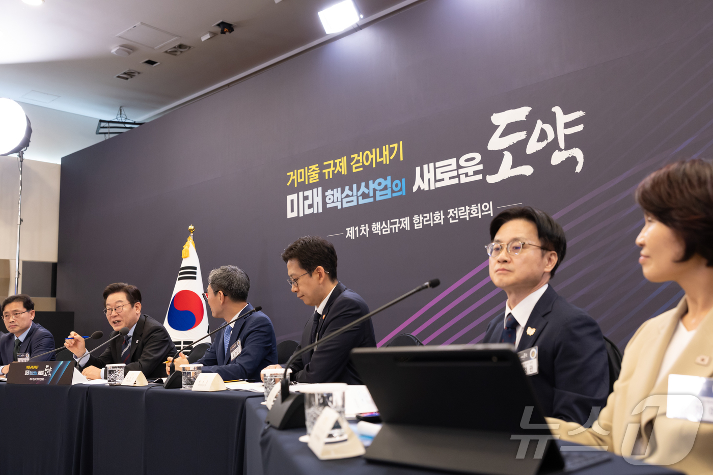 (서울=뉴스1) 이재명 기자 = 이재명 대통령이 15일 서울 성북구 한국과학기술연구원(KIST)에서 열린 제1차 핵심규제 합리화 전략회의에서 발언을 하고 있다. (대통령실 제공. …