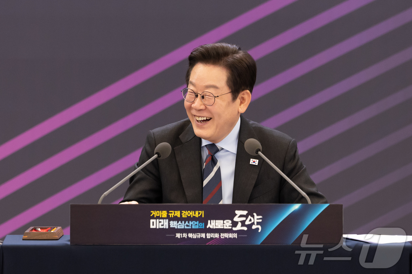 (서울=뉴스1) 이재명 기자 = 이재명 대통령이 15일 서울 성북구 한국과학기술연구원(KIST)에서 열린 제1차 핵심규제 합리화 전략회의에서 미소를 짓고 있다. (대통령실 제공. …