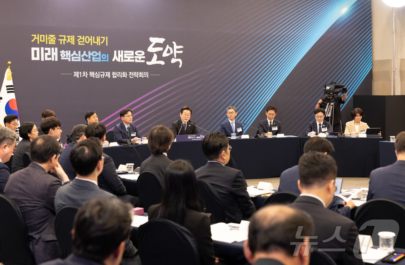 (서울=뉴스1) 이재명 기자 = 이재명 대통령이 15일 서울 성북구 한국과학기술연구원(KIST)에서 열린 제1차 핵심규제 합리화 전략회의에서 발언을 하고 있다. (대통령실 제공. …