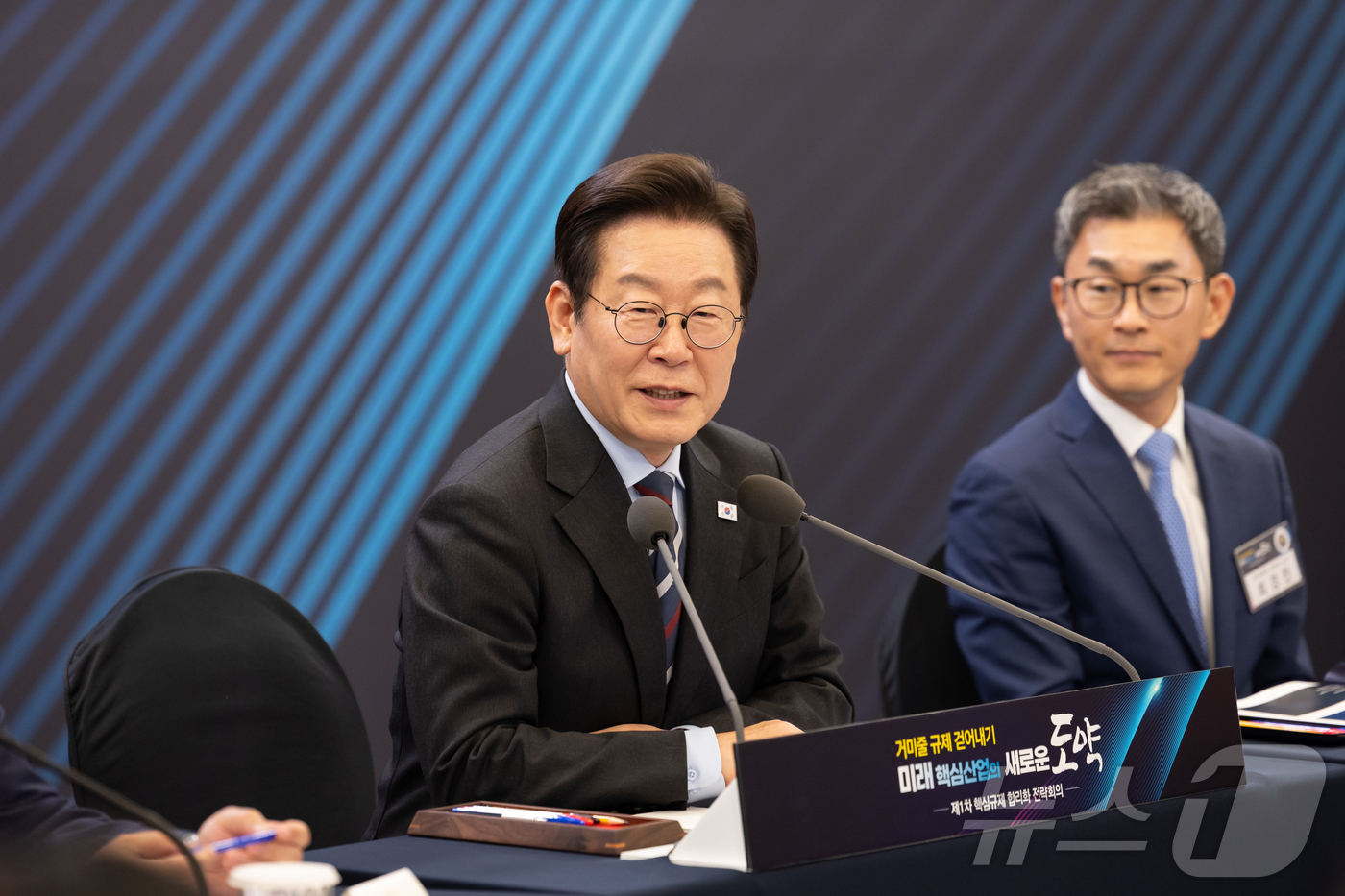 (서울=뉴스1) 이재명 기자 = 이재명 대통령이 15일 서울 성북구 한국과학기술연구원(KIST)에서 열린 제1차 핵심규제 합리화 전략회의에서 발언을 하고 있다. (대통령실 제공. …