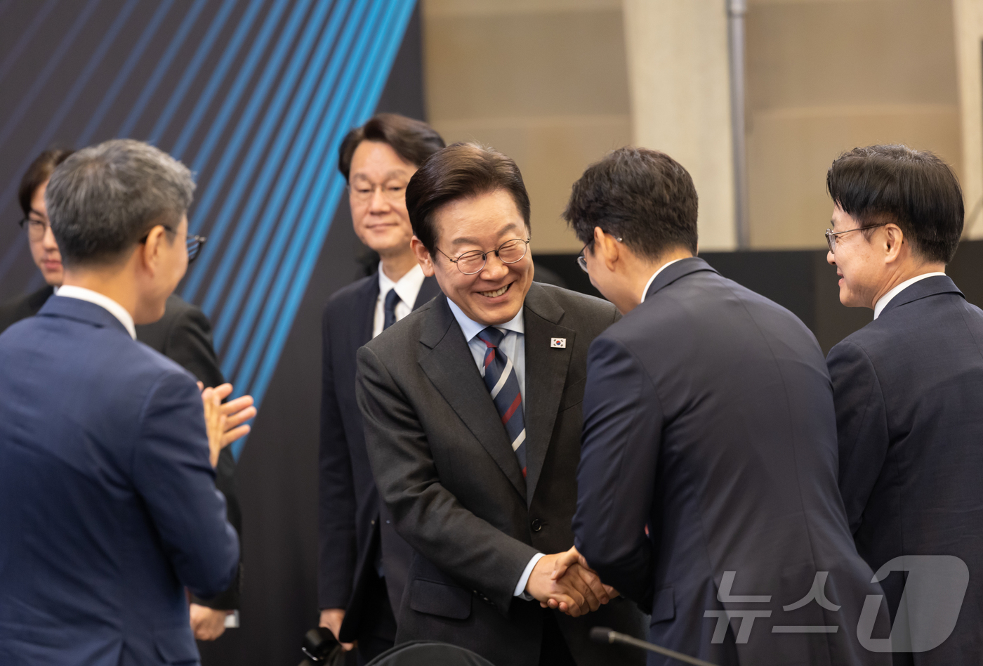 (서울=뉴스1) 이재명 기자 = 이재명 대통령이 15일 서울 성북구 한국과학기술연구원(KIST)에서 열린 제1차 핵심규제 합리화 전략회의에서 참석자들과 인사를 하고 있다. (대통령 …