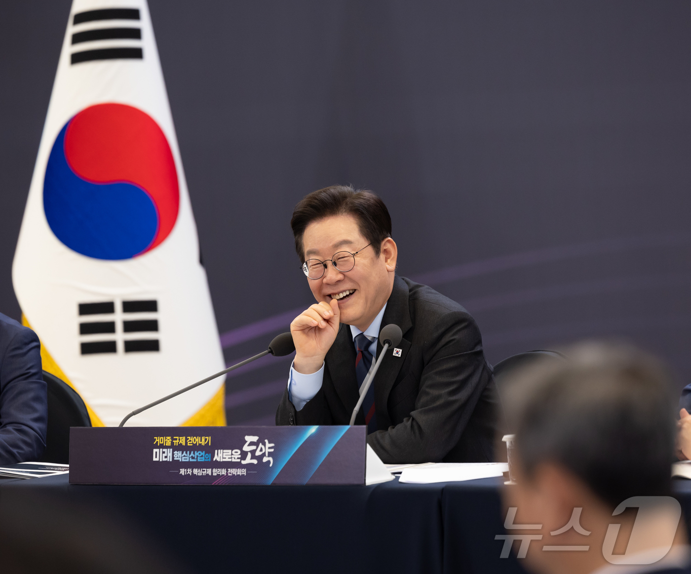 (서울=뉴스1) 이재명 기자 = 이재명 대통령이 15일 서울 성북구 한국과학기술연구원(KIST)에서 열린 제1차 핵심규제 합리화 전략회의에서 미소를 짓고 있다. (대통령실 제공. …