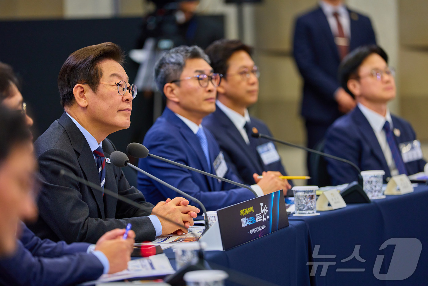 (서울=뉴스1) 이재명 기자 = 이재명 대통령이 15일 서울 성북구 한국과학기술연구원(KIST)에서 열린 제1차 핵심규제 합리화 전략회의에서 발언을 듣고 있다. (대통령실 제공. …