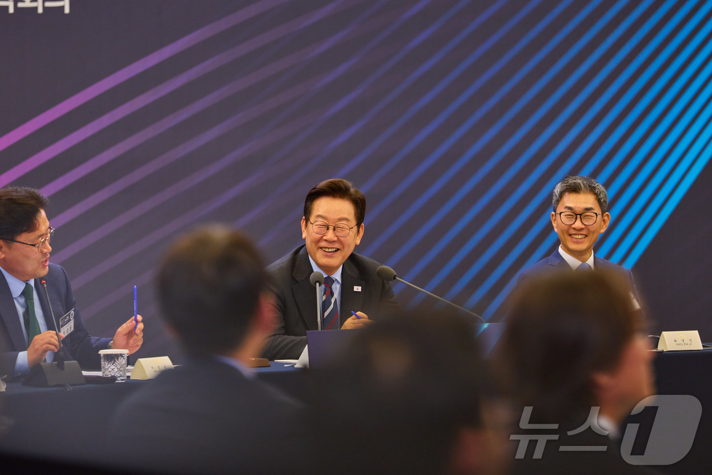 (서울=뉴스1) 이재명 기자 = 이재명 대통령이 15일 서울 성북구 한국과학기술연구원(KIST)에서 열린 제1차 핵심규제 합리화 전략회의에서 미소를 짓고 있다. (대통령실 제공. …