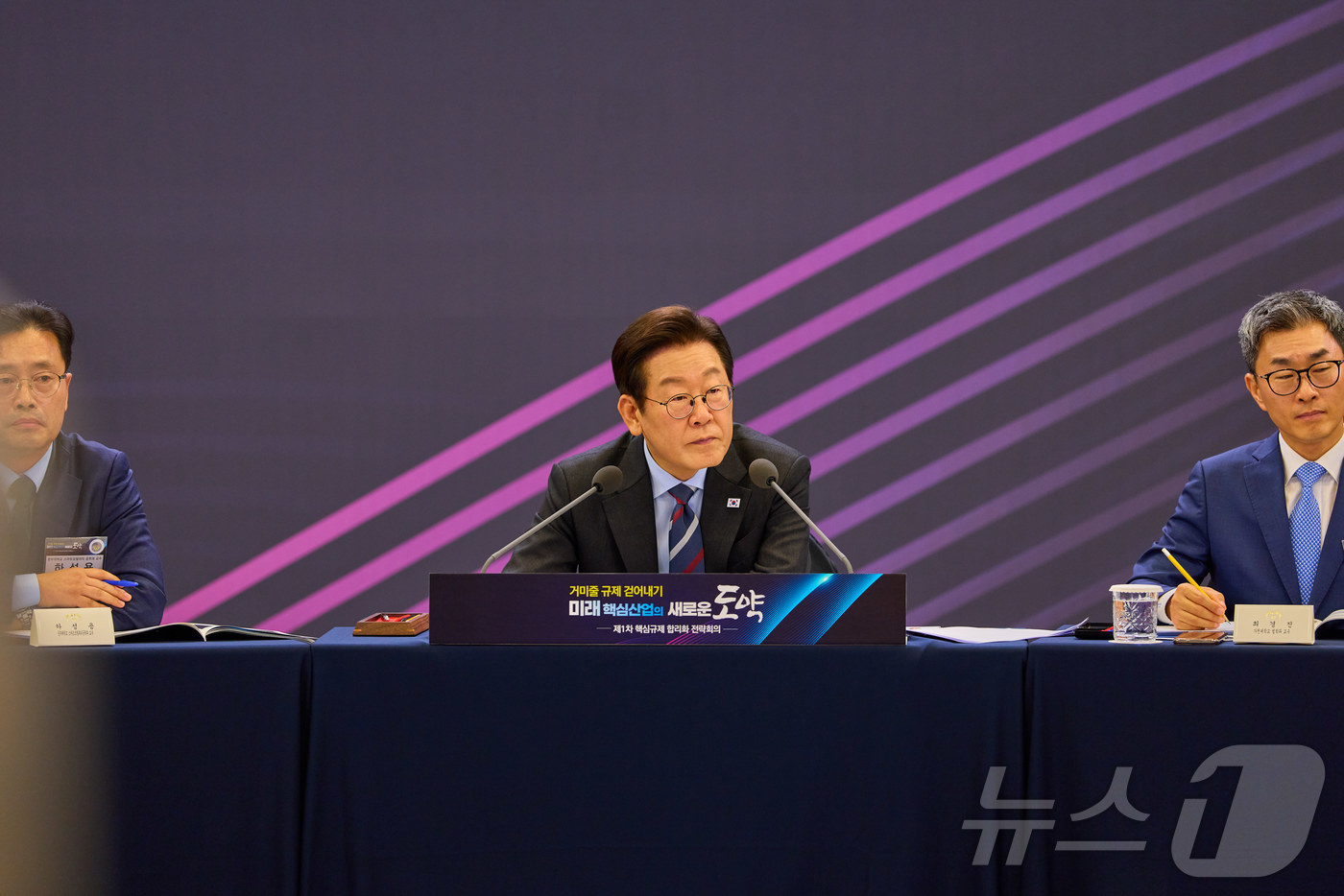 (서울=뉴스1) 이재명 기자 = 이재명 대통령이 15일 서울 성북구 한국과학기술연구원(KIST)에서 열린 제1차 핵심규제 합리화 전략회의에서 발언을 듣고 있다. (대통령실 제공. …