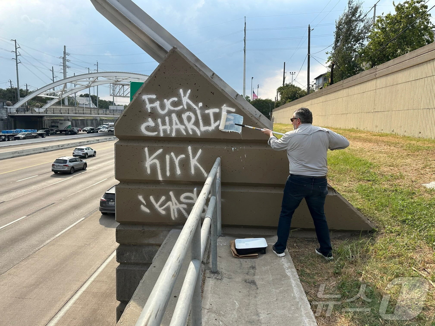 (휴스턴 로이터=뉴스1) 윤다정 기자 = 테드 크루즈 미 상원의원(공화·텍사스)이 14일(현지시간) 텍사스주 휴스턴에서 총격으로 사망한 찰리 커크(31)를 언급한 낙서를 지우고 있 …