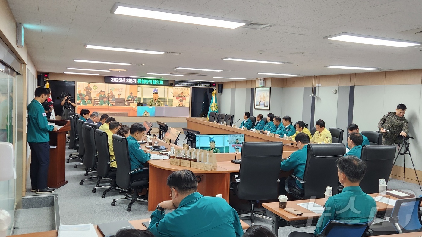 (대전=뉴스1) 이동원 기자 = 대전시는 15일부터 18일까지 4일간 ‘2025 화랑훈련’을 실시한다. 화랑훈련은 전·평시 연계 작전계획을 점검하고, 시민들의 안보의식을 높이기 위 …