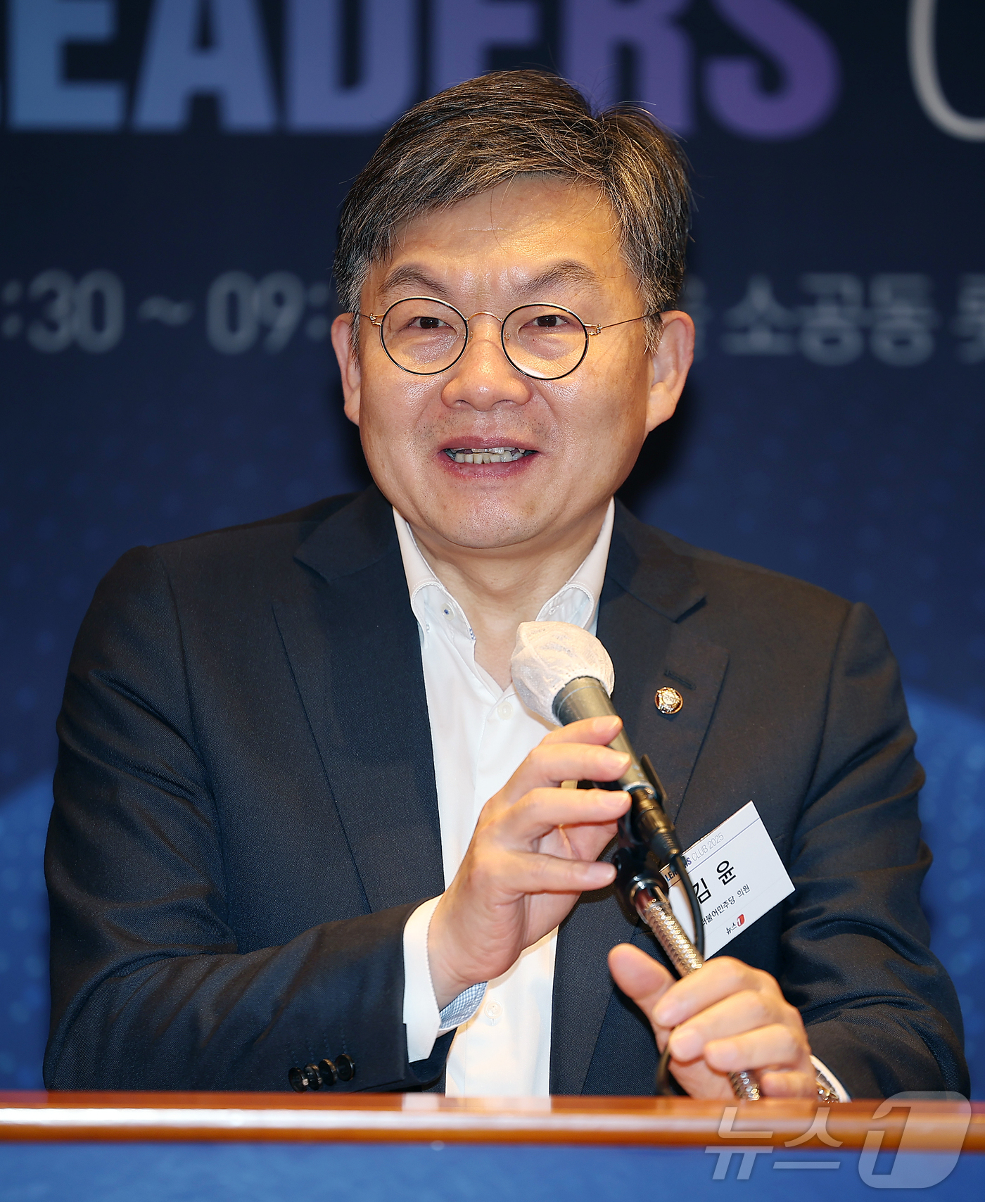 (서울=뉴스1) 김진환 기자 = 김윤 더불어민주당 의원이 16일 오전 서울 중구 소공동 롯데호텔에서 열린 '제26회 바이오리더스클럽'에서 축사를 하고 있다. 2025.9.16/뉴스 …