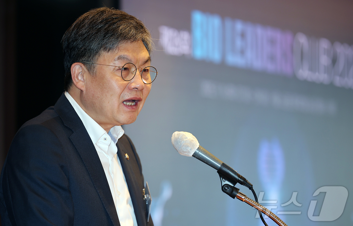 (서울=뉴스1) 김진환 기자 = 김윤 더불어민주당 의원이 16일 오전 서울 중구 소공동 롯데호텔에서 열린 '제26회 바이오리더스클럽'에서 축사를 하고 있다. 2025.9.16/뉴스 …