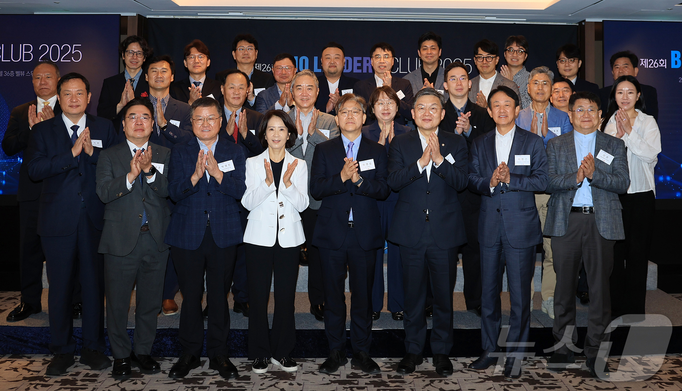 (서울=뉴스1) 김진환 기자 = 조용준 동구바이오제약 회장(앞줄 왼쪽부터), 박영민 국가신약개발사업단장, 최수진 국민의힘 의원, 이영섭 뉴스1 대표이사, 김윤 더불어민주당 의원, …