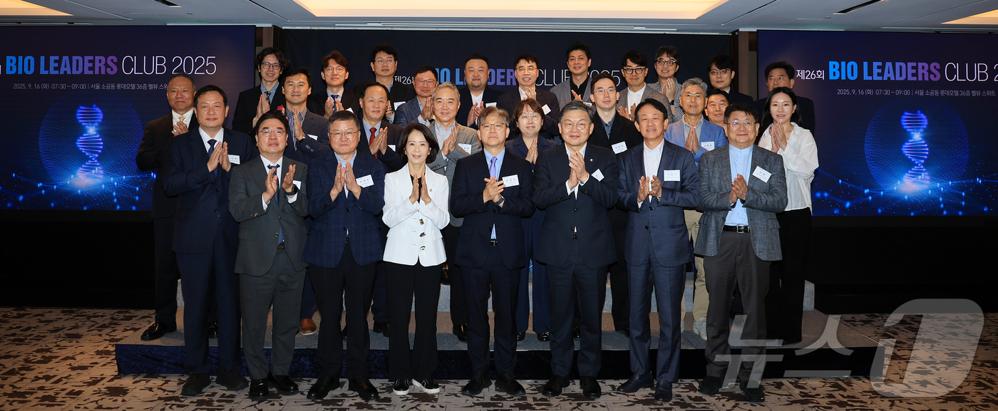 (서울=뉴스1) 김진환 기자 = 조용준 동구바이오제약 회장(앞줄 왼쪽부터), 박영민 국가신약개발사업단장, 최수진 국민의힘 의원, 이영섭 뉴스1 대표이사, 김윤 더불어민주당 의원, …