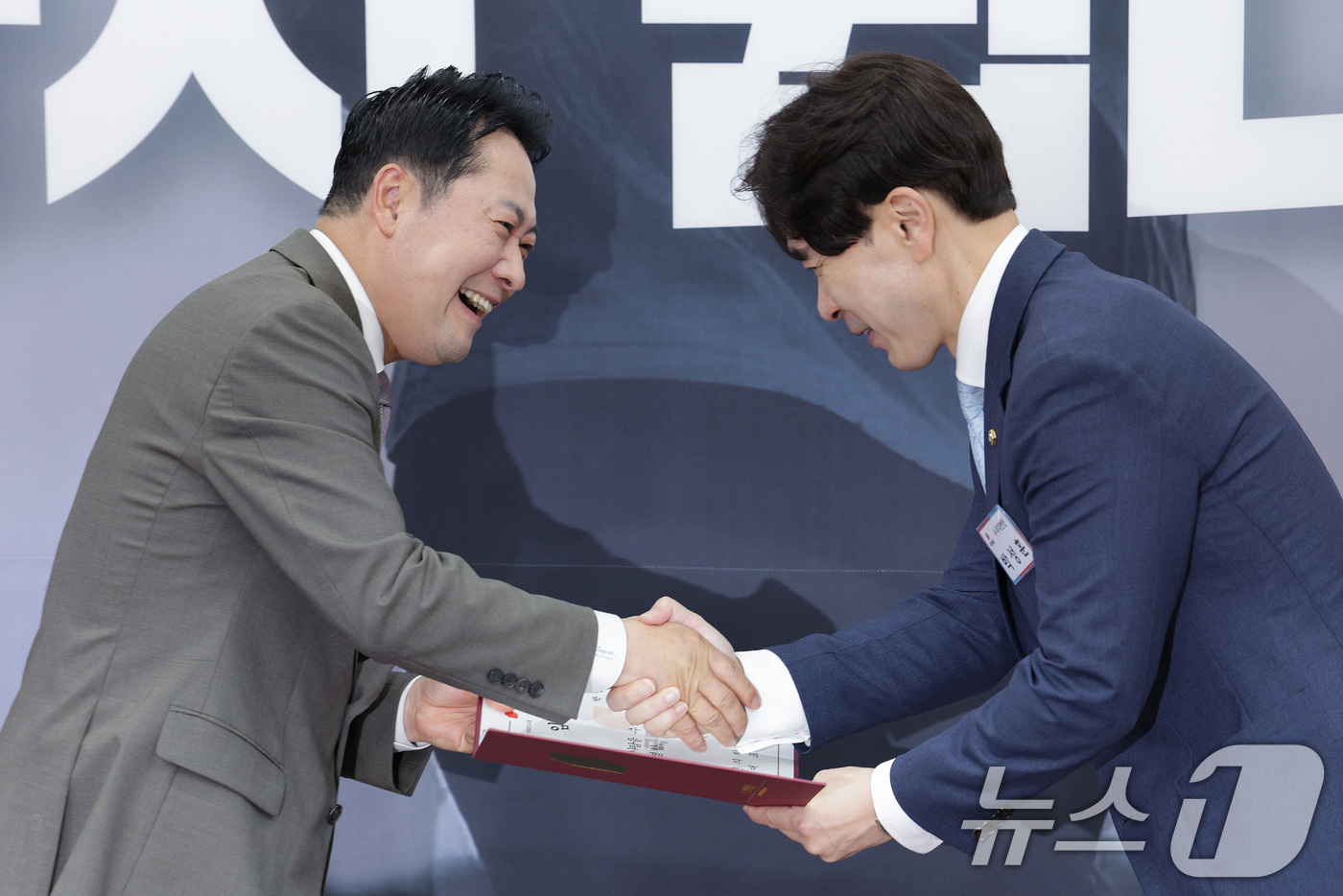 (서울=뉴스1) 신웅수 기자 = 장동혁 국민의힘 대표가 16일 오전 서울 여의도 국회에서 열린 신임 대변인단 임명장 수여식에서 박성훈 수석대변인에게 임명장을 수여하고 있다. 202 …