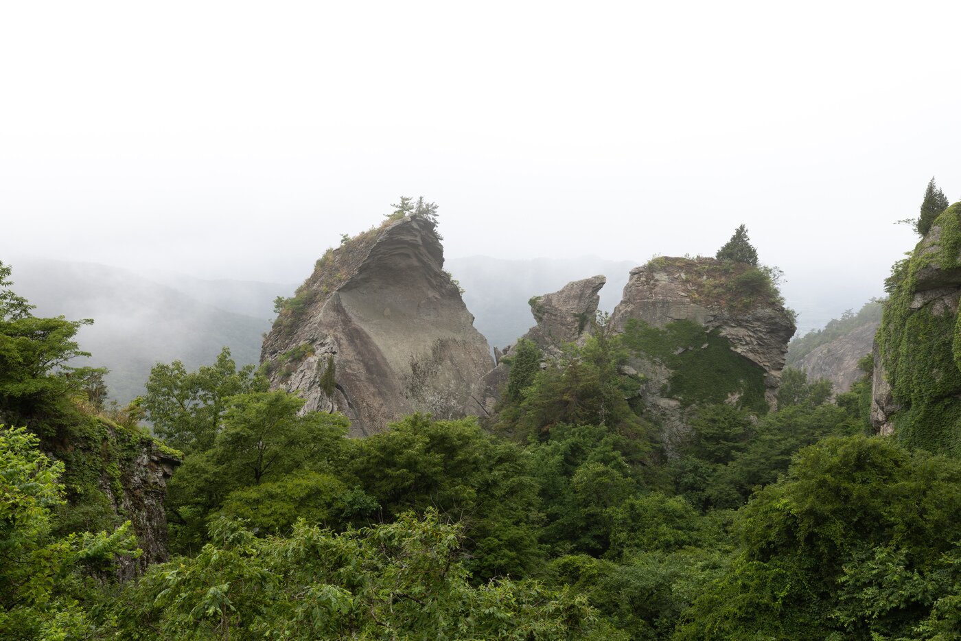 본문 이미지 - 오봉산 칼바위 전경(국가유산청 제공)