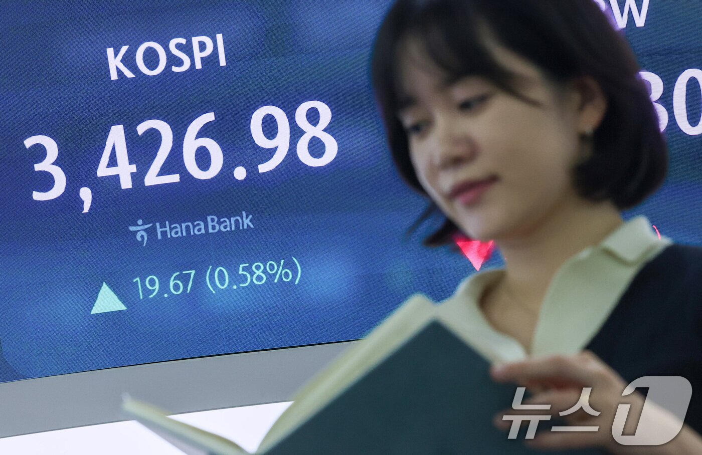 본문 이미지 - 16일 오전 서울 중구 하나은행 딜링룸 전광판에 개장 시황이 나오고 있다.  2025.9.16/뉴스1 ⓒ News1 김성진 기자