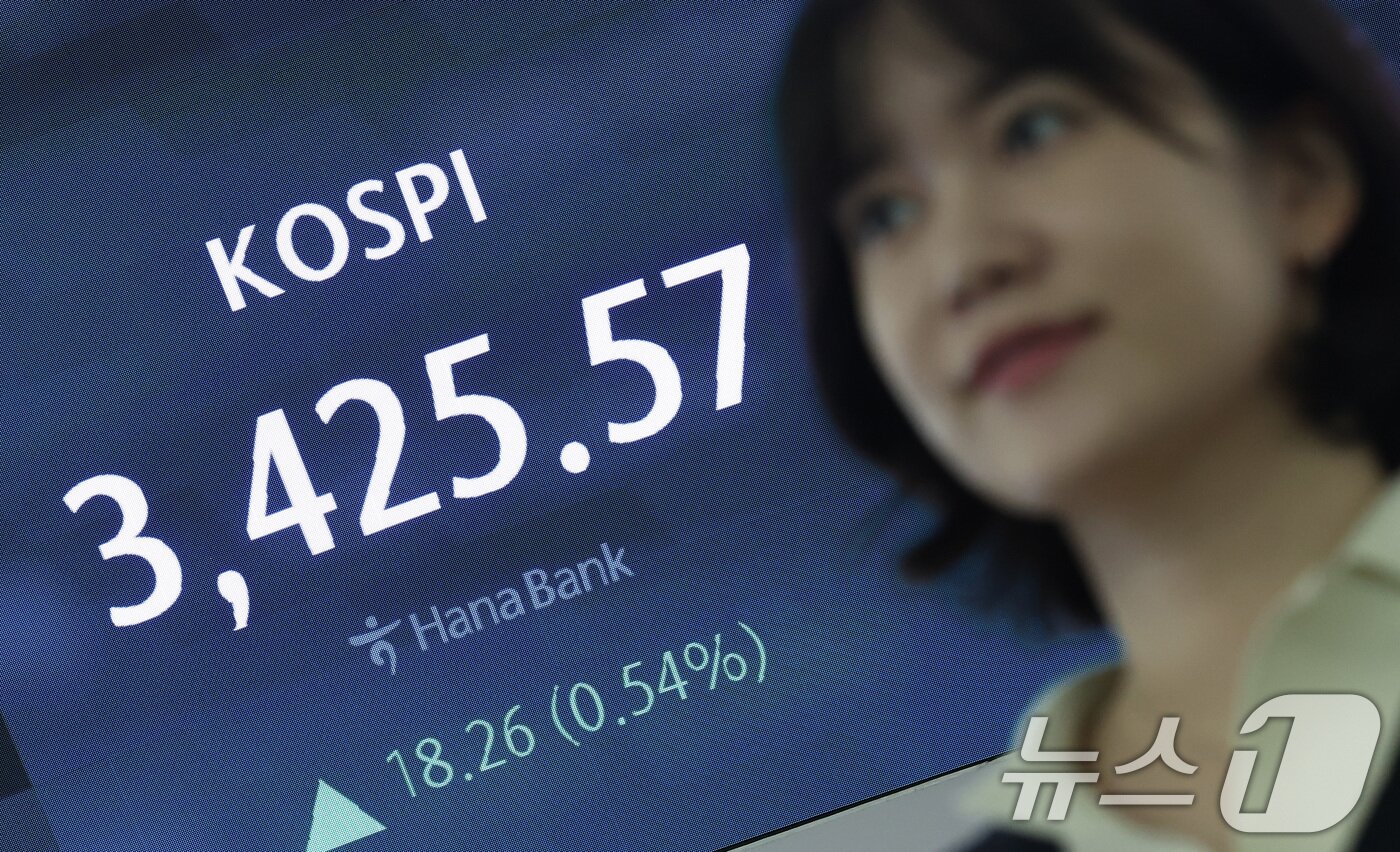 본문 이미지 - 16일 오전 서울 중구 하나은행 딜링룸 전광판에 개장 시황이 나오고 있다. 2025.9.16/뉴스1 ⓒ News1 김성진 기자