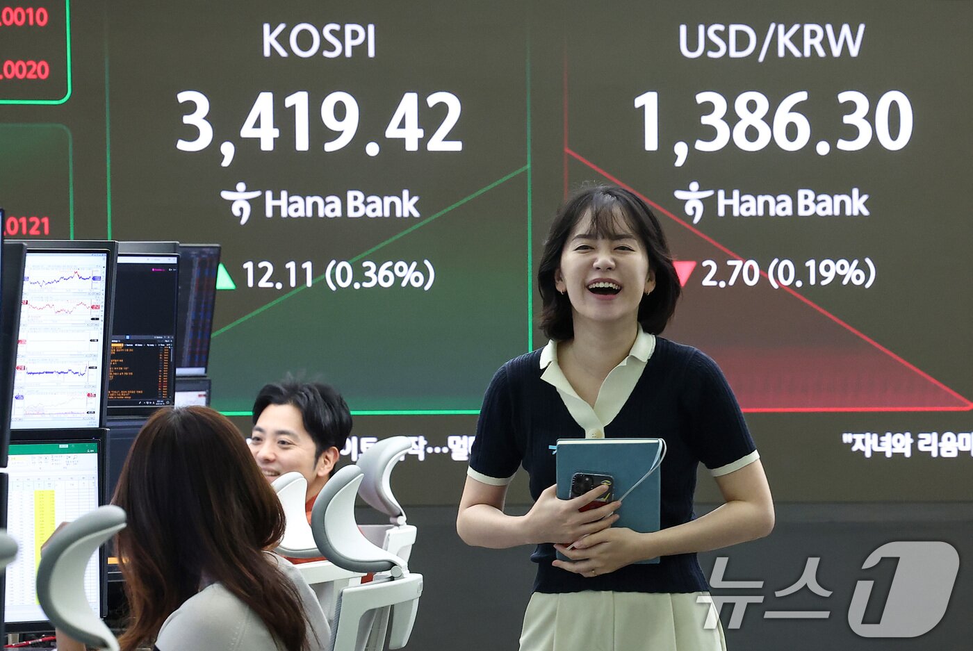 본문 이미지 - 16일 오전 서울 중구 하나은행 딜링룸 전광판에 개장 시황이 나오고 있다. 2025.9.16/뉴스1 ⓒ News1 김성진 기자