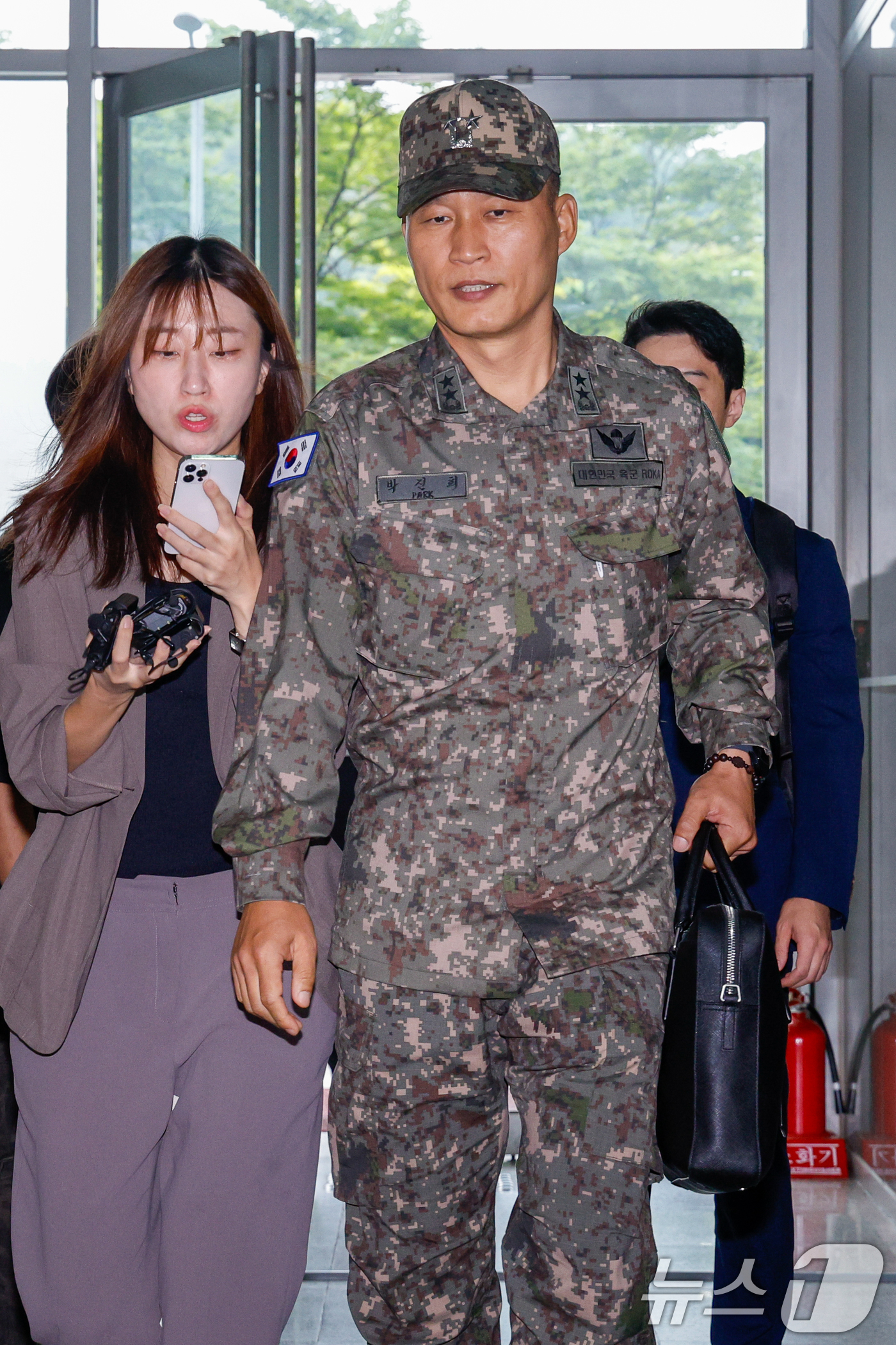 (서울=뉴스1) 안은나 기자 = 박진희 전 국방부 군사보좌관이 16일 오전 서울 서초구 순직해병특검(특별검사 이명현) 사무실에서 3차 피의자 조사를 받기 위해 출석하고 있다. 박 …