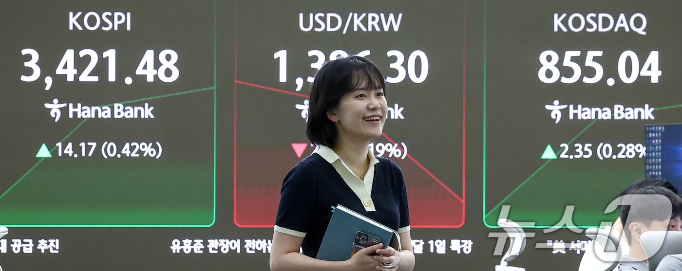 본문 이미지 - 16일 오전 서울 중구 하나은행 딜링룸 전광판에 개장 시황이 나오고 있다. 2025.9.16/뉴스1 ⓒ News1 김성진 기자