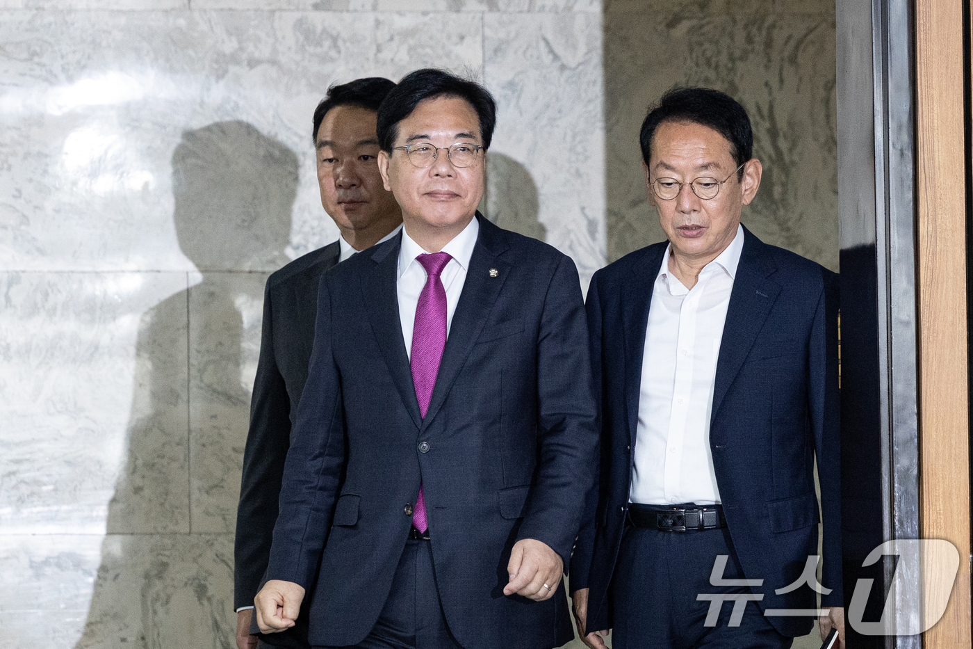 (서울=뉴스1) 이승배 기자 = 송언석 국민의힘 원내대표가 16일 서울 여의도 국회에서 열린 원내대책회의에 참석하고 있다. 2025.9.16/뉴스1