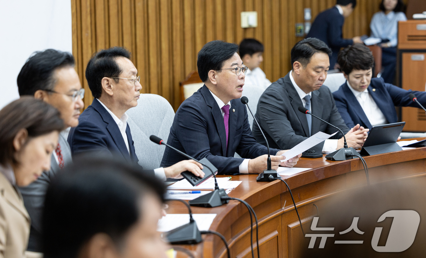 (서울=뉴스1) 이승배 기자 = 송언석 국민의힘 원내대표가 16일 서울 여의도 국회에서 열린 원내대책회의에서 모두발언하고 있다. 2025.9.16/뉴스1