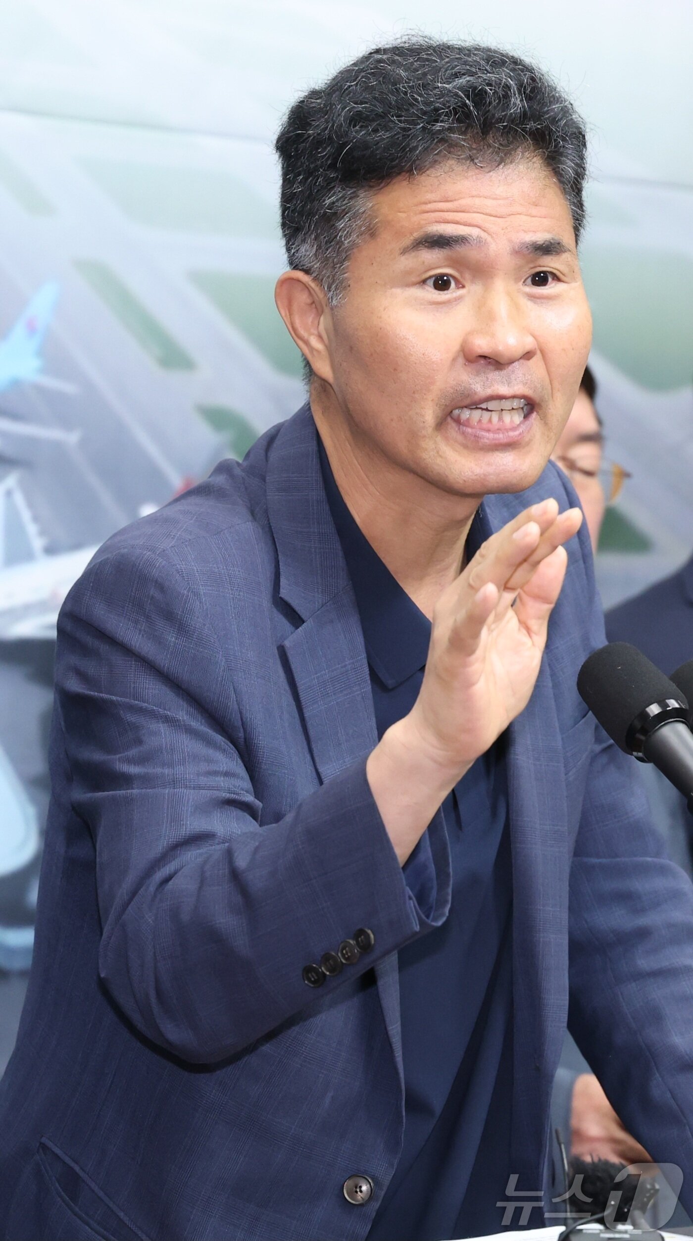 본문 이미지 - 이원택 더불어민주당 전북도당위원장이 16일 전북 전주시 전북특별자치도의회에서 새만금신공항 현안 관련 기자회견을 열고 질의에 답변을 하고 있다. ⓒ News1 유경석 기자